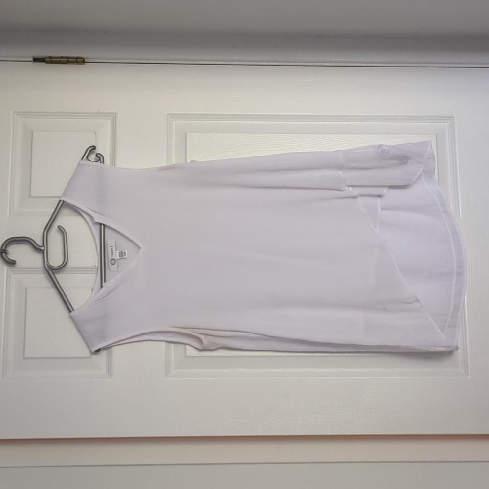 Classic sleeveless white tunic length summer top. Also fits M.